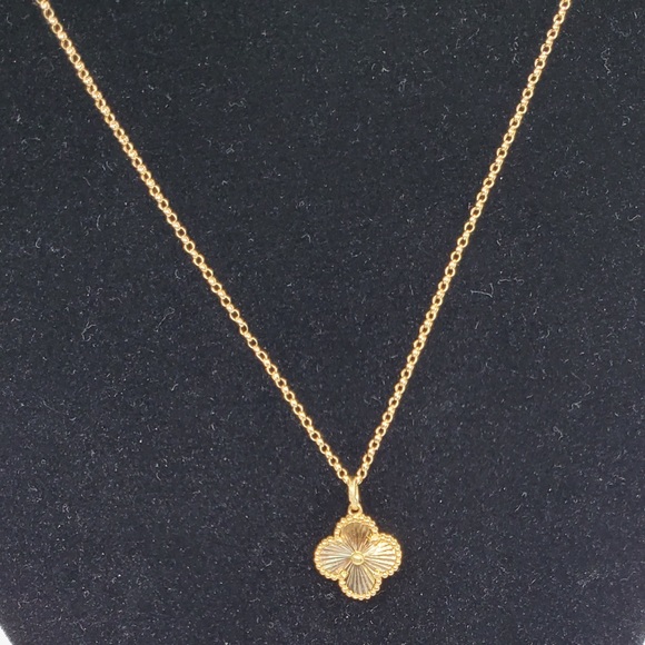 18k Solid Gold Clover Necklace - Picture 7 of 7